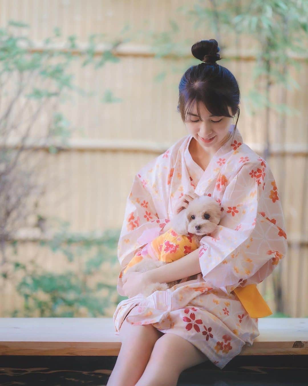 mikicoco00のインスタグラム：「* * 明けましておめでとうございます🐮🎍 今年も健康で笑顔溢れる1年となりますように*・.＊  癒しのあんめると🐾 笑っているのは私だけ...😀笑  皆さまにとっても幸多き1年となりますように✨ どうぞ宜しくお願いします👩🏻🐶🐶 * * *  * #2021#謹賀新年 #今年も宜しくお願いします  #あんめる#温泉#🧖‍♀️#足湯  #いつかの温泉♨️#わんこok」