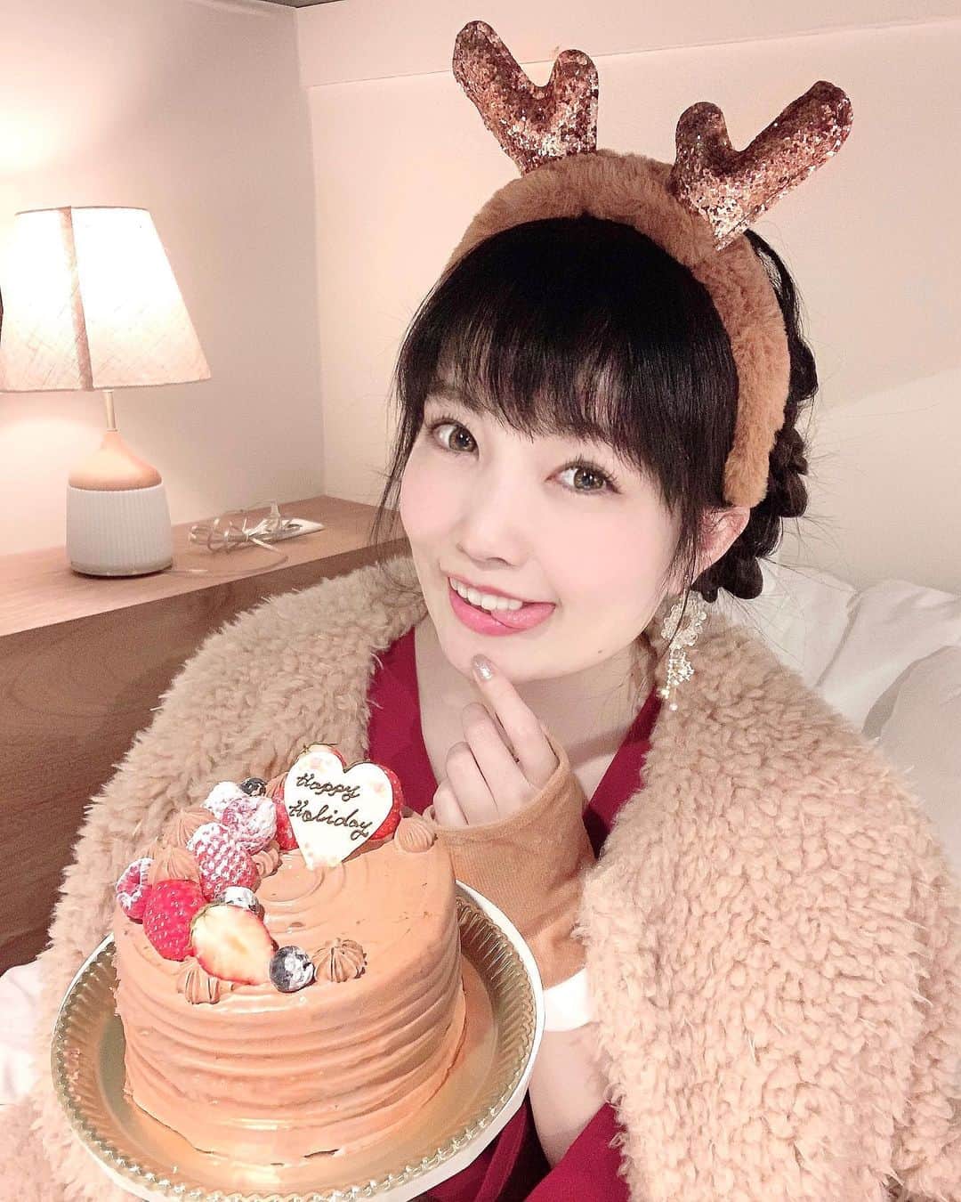 のインスタグラム：「🎂🦌🎂🎉﻿ ﻿ 今更なトナカイコーデ写真🦌（笑）だけど、﻿ この時のもこもこジャケットや﻿ ケーキやホテルについて質問きてたから﻿ まとめてのっけます❤️🎂﻿ ﻿ 💛もこもこジャケット (@lerevevaniller)﻿ あったかいし、ダッフィーコーデにも合いそうな﻿ ふわふわ素材💕🧸﻿ ﻿ 🎂チョコのデコレーションケーキ﻿ (@atelier_anniversary)﻿ 今年のクリスマスシーズンはここのケーキ﻿ 2種類食べた❤️可愛いし美味しい！最高❤️😋﻿ ﻿ 🏨 illi Nakano (@illi_group)﻿ 最大8人まで泊まれる広さのお部屋だし、﻿ ミニキッチンもあって食器とかも揃ってるから、﻿ 女子会やパーティーにぴったり♬🎉﻿ ﻿ ﻿ ちなみに、﻿ トナカイのカチューシャ＆手袋は百均🤣﻿ ﻿ ﻿ #illinakano#ホテル#東京ホテル#中野ホテル#トナカイコーデ#ケーキ#illigroup#hotel#lerevevaniller」