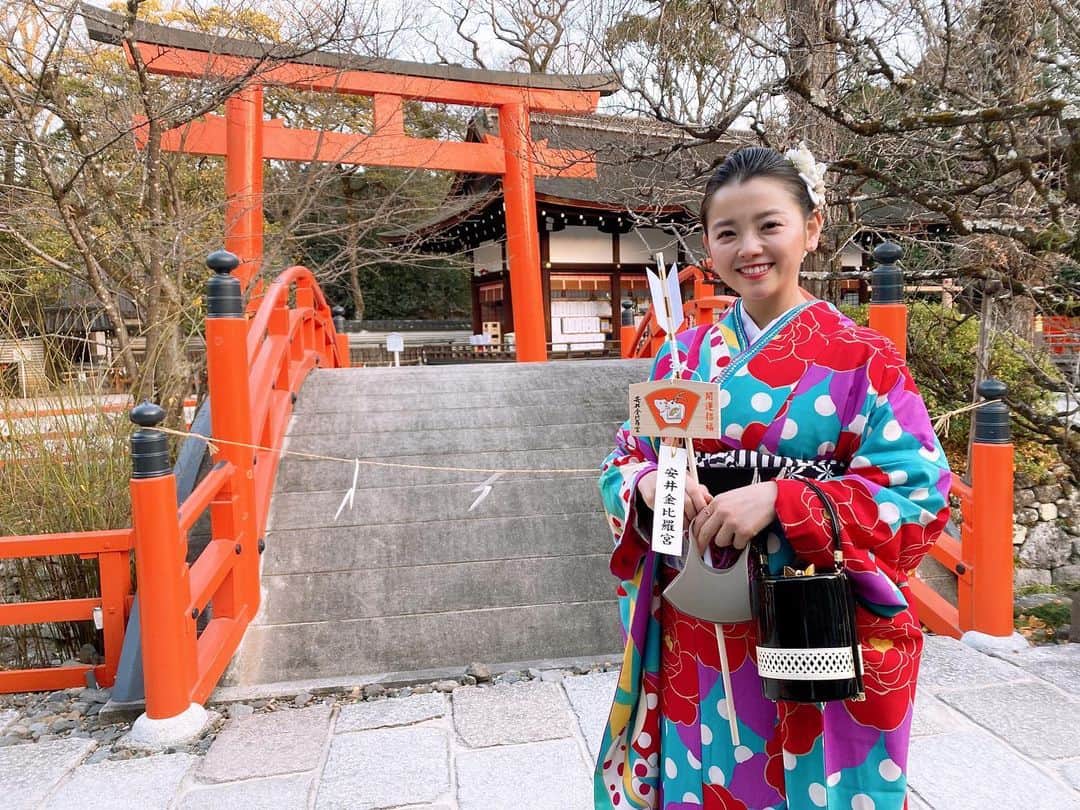 下仮屋カナエのインスタグラム：「お正月🎍⛩✨❄️ 今年も皆さんにたくさんの笑顔が 溢れますように💕 わたしも沢山笑うぞ〜🌈 . . #2021 #初詣　#振袖 #オールバック　笑 #kyoto #kyotojapan #kyototrip ☺︎」