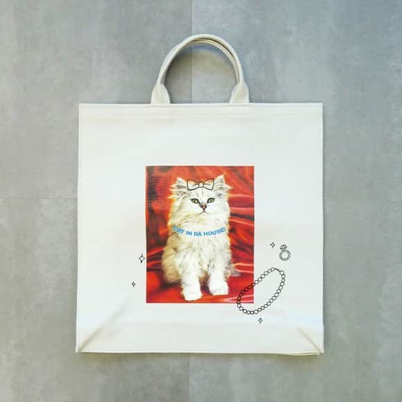 nocotoさんのインスタグラム写真 - (nocotoInstagram)「リアルレザーに大胆なプリントを施した大型バッグ。くたっと優しい質感がとても良くて、ちょっとツンな雰囲気のにゃんこも最高です✨ 作りが頑丈なので、PC持ち運ぶ方にも良いですね。  #cat #catitem #whitecat #bag #catindahouse」1月4日 20時37分 - nocoto_store