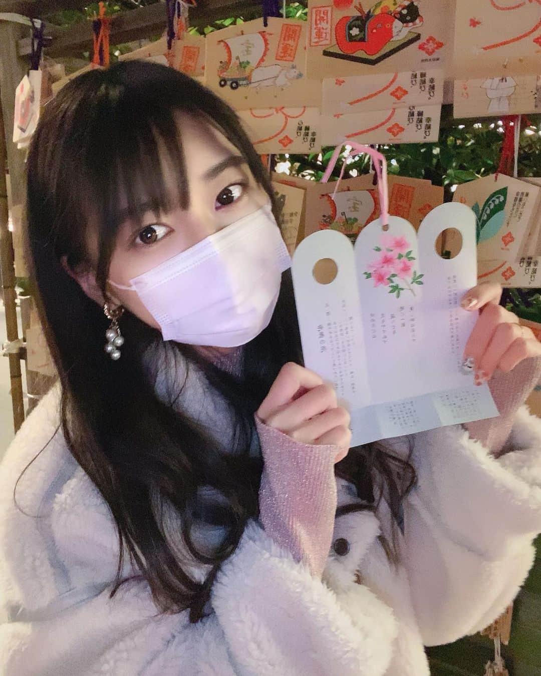 藤田いろはのインスタグラム：「﻿ デート風動画もあるから全部見てね🐰💗﻿ ﻿ ﻿ ﻿ ﻿ ﻿ 初詣に行ってきたよー！﻿ おみくじは中吉だった✨﻿ ﻿ 私お仕事の縁が欲しいから毎年実は縁結び系の神社にお参りしてるんだ〜！﻿ 今年もいっぱいお仕事できますように🌟﻿ ﻿ みんなは初詣行ったー？﻿ おみくじの結果も教えてね🐰﻿ ﻿ ﻿ ﻿ ﻿ ﻿ ﻿ ﻿ ﻿ ‪#藤田いろは#グラビア#gravure #japanesegirl #レースクイーン#tokyo  #aziangirl  #ビジョビ  #뷰티스타그램  #cosplay #黒髪ロング　#巻き髪ロング #팔로우#소통해요#셀스타그램#モデル #model #그라비아 #日本的 #本年もよろしくお願いします #初詣　#おみくじ #明けましておめでとうございます #東京大神宮 #初詣デート #デート風 #彼女感 #彼女とデートなうに使っていいよ #liquem #snidel」