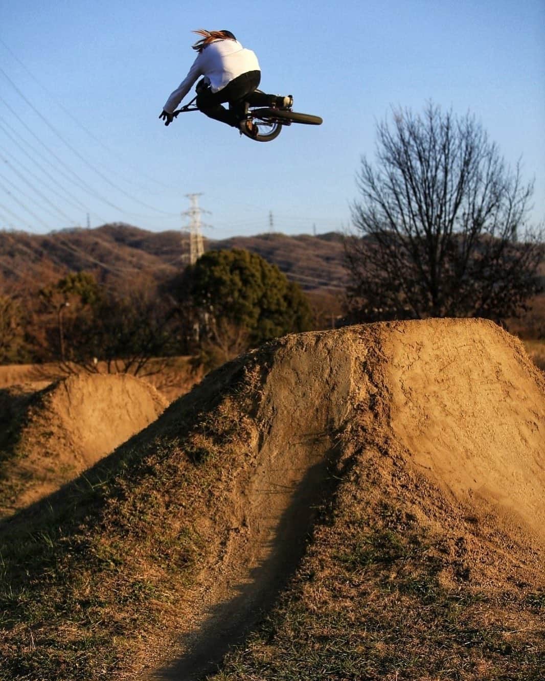 大池水杜さんのインスタグラム写真 - (大池水杜Instagram)「Fun sessh at FK trail👍🏼 やっぱトレイル楽しい！ご一緒した皆さんありがとうございました😁 Photo by @oza110  @visavis_jp #タウン情報おかやま #ライト電業 #bigjohn #bluesakura #slopeshot #bmx #bmxgirl #bmxfreestyle #bmxwomen #bmxtrails #bmxtrail #dirtjump #invert」1月4日 20時52分 - minato_oike