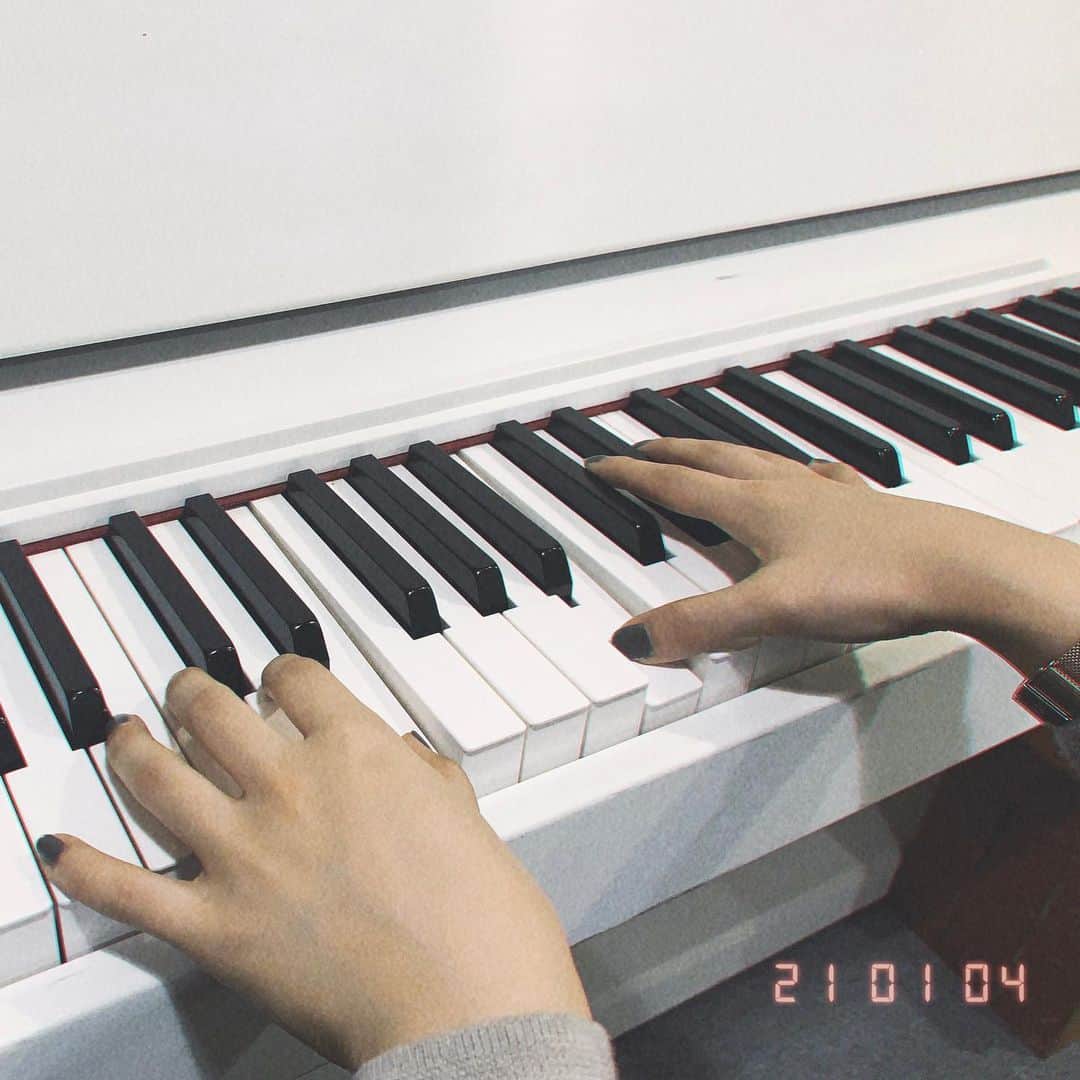 伊倉愛美のインスタグラム：「1日目🎹 どうしてもピアノで 弾き語りしたい曲があって 練習し始めました......。  #小学生の時に1年間くらい習ってたけど #全く弾けない #ピアノ初心者 #でも楽しい #人生チャレンジ #ピアノ弾き語り #頑張ります」