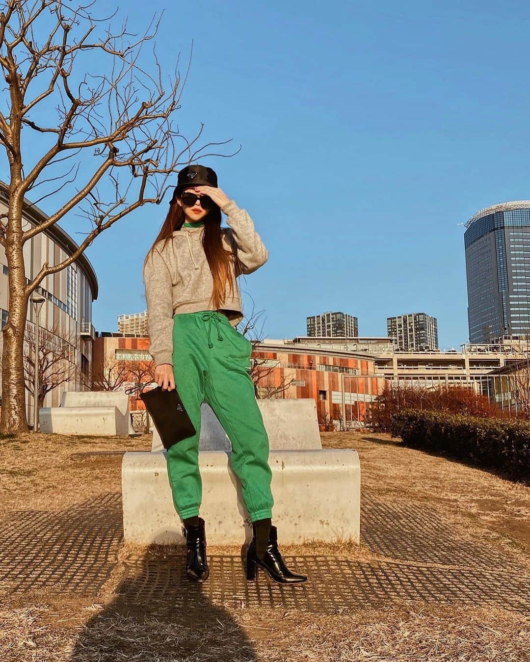 佐藤あずみのインスタグラム：「明けました🎍🍊  遅ばせながら 𝟐 𝟎 𝟐 𝟏 年も皆さま宜しくお願い致します♡  今年もまったり自分らしく、笑顔で過ごせていけたらなと思います🧏🏽‍♀️  みなさまにたくさんの幸せが訪れる 𝟐 𝟎 𝟐 𝟏 年になりますように...♡  枝豆コーデで𝐈𝐧𝐬𝐭𝐚𝐠𝐫𝐚𝐦スターティン🍀  #明けました #今年もよろしくお願いします #枝豆コーデ #きょこ #ootd #coordinate #fashion #outfits #コーデ #スウェットコーデ」
