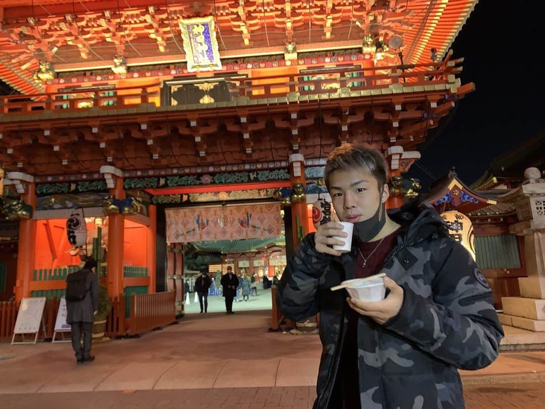のインスタグラム：「. 神田明神に初詣行ってきました⛩  おみくじ去年は大凶、今年は吉でした笑  『願い事』 自らの努力と周囲の支えで叶う。  やるぞ。やるぞ。  #初詣 #神田明神 #おみくじ #吉」