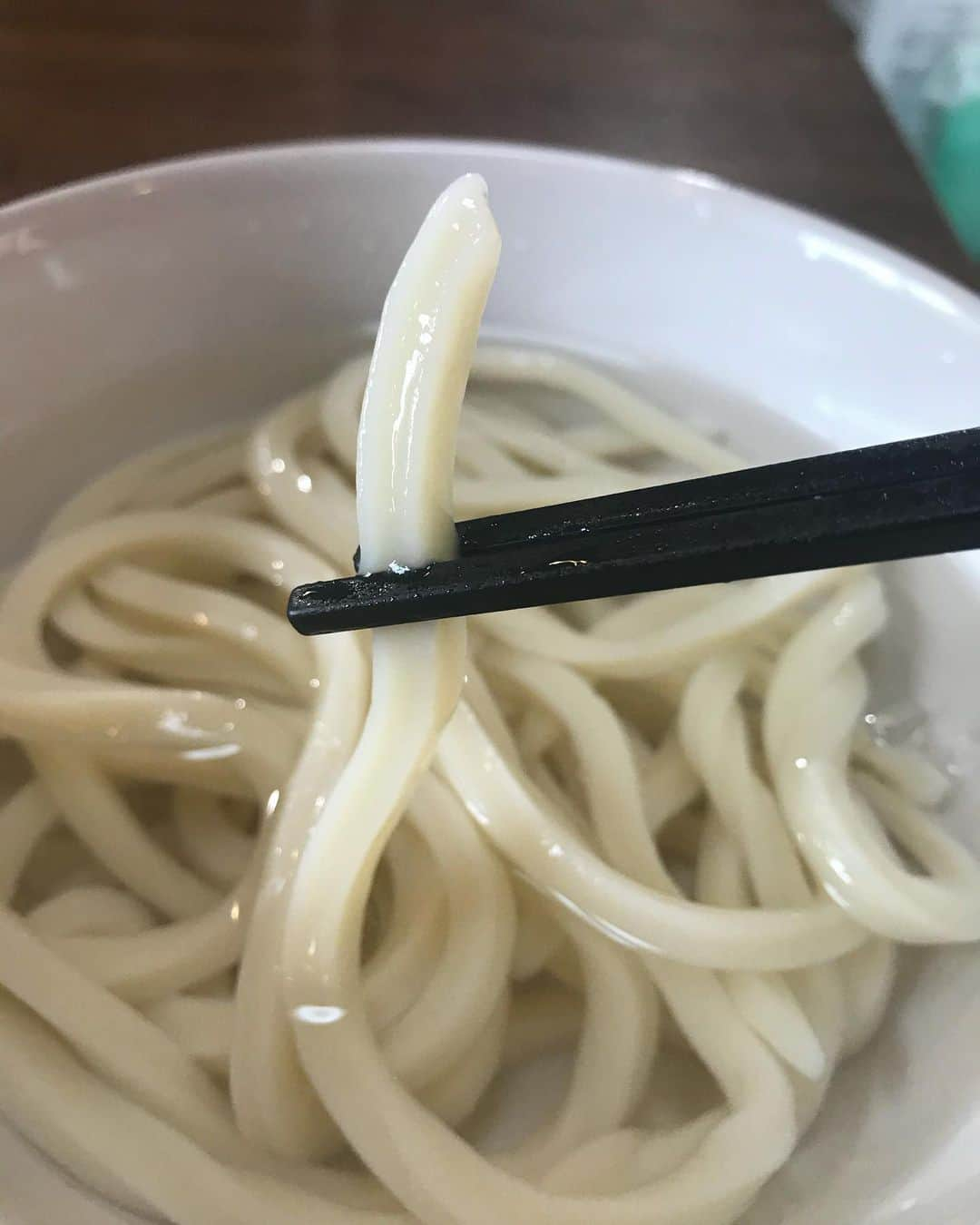 梶剛のインスタグラム：「うどんが立った！うどんが立った！ 箸で持ち上げても曲がらない٩( ᐛ )و それが讃岐うどんだぁ٩( ᐛ )و  ‪#香川県‬ ‪#讃岐うどん‬」