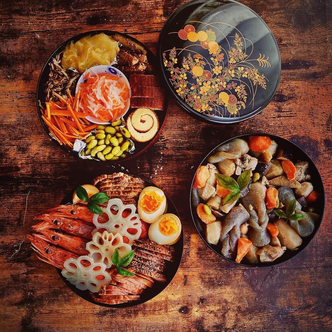 佐藤みゆきのインスタグラム：「あけましておめでとうございます。  今年は帰省しない事にしたので、初めてお節を手作りしてみました。 いただきものも、チラホラ。海老や煮豚煮卵、伊達巻、煮豆は夫作。  全然使われず数年眠っていたお重も嬉しそう。初めてなのでいろいろあるけど、ここから少しずつ成長していけるといいな。  今だからこその、楽しみ方を。 いつだって諦めない。  今年は丁寧に、マメに、積極的に。さらに楽しんでいきたいです。今年もよろしくお願いいたします。」
