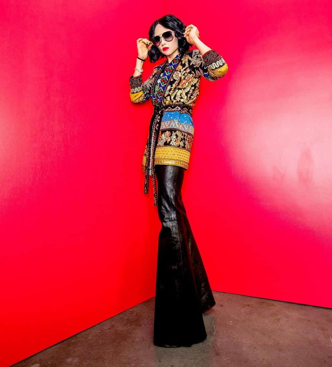アリス+オリビアのインスタグラム：「Some seriously chic pieces on major sale right now!!! This jacket was one of my absolute favorite items of the year—-it’s beaded fashion art! Xoxo -Stace」