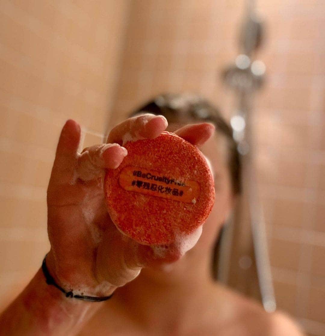 LUSH Cosmeticsのインスタグラム：「Some things just look better naked 😏 Like our shampoo bars.  Fun fact: According to our friends over at @popsugar, sustainable beauty will be one of the most popular trends in 2021 and we are here for it.  📸 @kaya.lush  #newyear #workout #bath #selfcare #bathtime #postworkout」