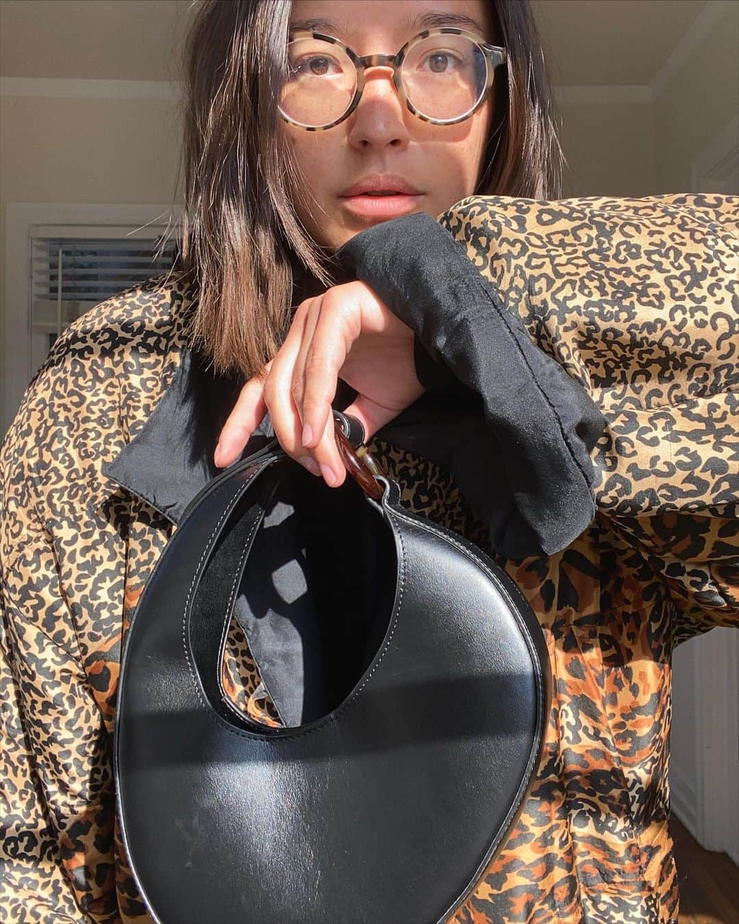 松島エミのインスタグラム：「New favorite bag and old favorite glasses on favorite leopard print🤸🏻‍♀️  #carolinasantodomingo #mykita #私服#メガネ女子 #すっぴん #ヒョウ柄」