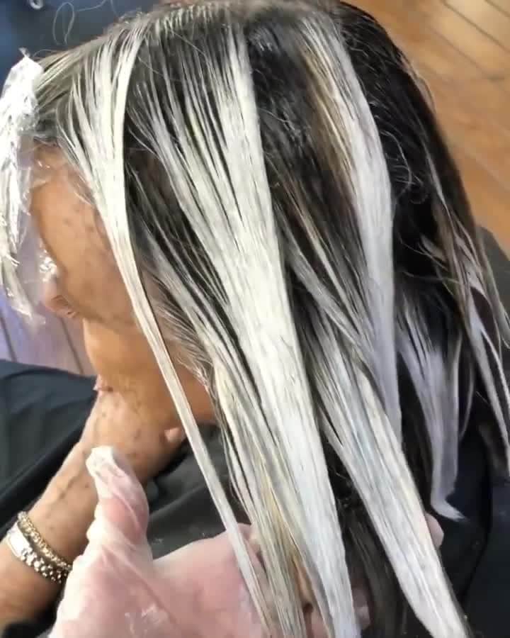 のインスタグラム：「How to handle the rush of clients and maximize revenue?💰⁣ ⁣ @ameliahairmakeup used Framesi FramColor 2001 Intense Shades 7.00 to process her client in half the time! ⁣ ⁣ Find Framesi FramColor 2001 Intense Shades at Cosmo Prof! Don't forget, Same Day Delivery available. SHOP via #LinkInBio⁣ ⁣ #repost #framesi #framesicolor #cosmoprofbeauty #licensedtocreate #hairvideos #haireducation #hairtransformation #hairtransformations #hairmakeover #balayagespecialist #balayageartist #balayagedandpainted #balayagecolor #balayagehair」