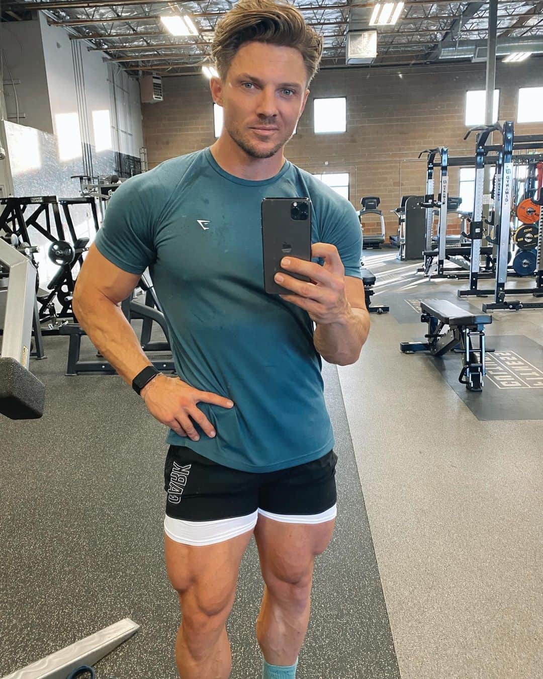スティーブ・クックのインスタグラム：「First leg day of the year!! @fitnessculturetraining 8 week New Year’s challenge is currently open for registration. Pick any one of our programs- home, garage gym, or in gym (Swoll lean, power, athlete) and be part of the challenge. We will be basing things not only on transformation but how active people are in our Facebook group. This will set you up for the rest of the year. Top 10 Will receive training programming and supplements for a year  Shirt - @gymshark studio shirt (drops the 14th)」