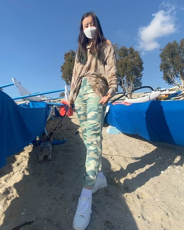 ミン・ユラのインスタグラム：「Ootd by my mama 🥰 #ootd #biggiesboutique #california」