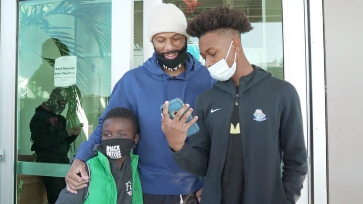 コモンのインスタグラム：「I went to Brunswick Georgia to get the people energized about voting.  While there, I also met with Ahmaud Arbery’s family to honor him by doing a shoe drive with the help of @adidas at the Boys and Girls Club.  Georgia, the best way to honor Ahmaud is to make sure we vote on Tuesday, January 5th!  #justiceforahmaud #georgia 🎥@everydaylavan」