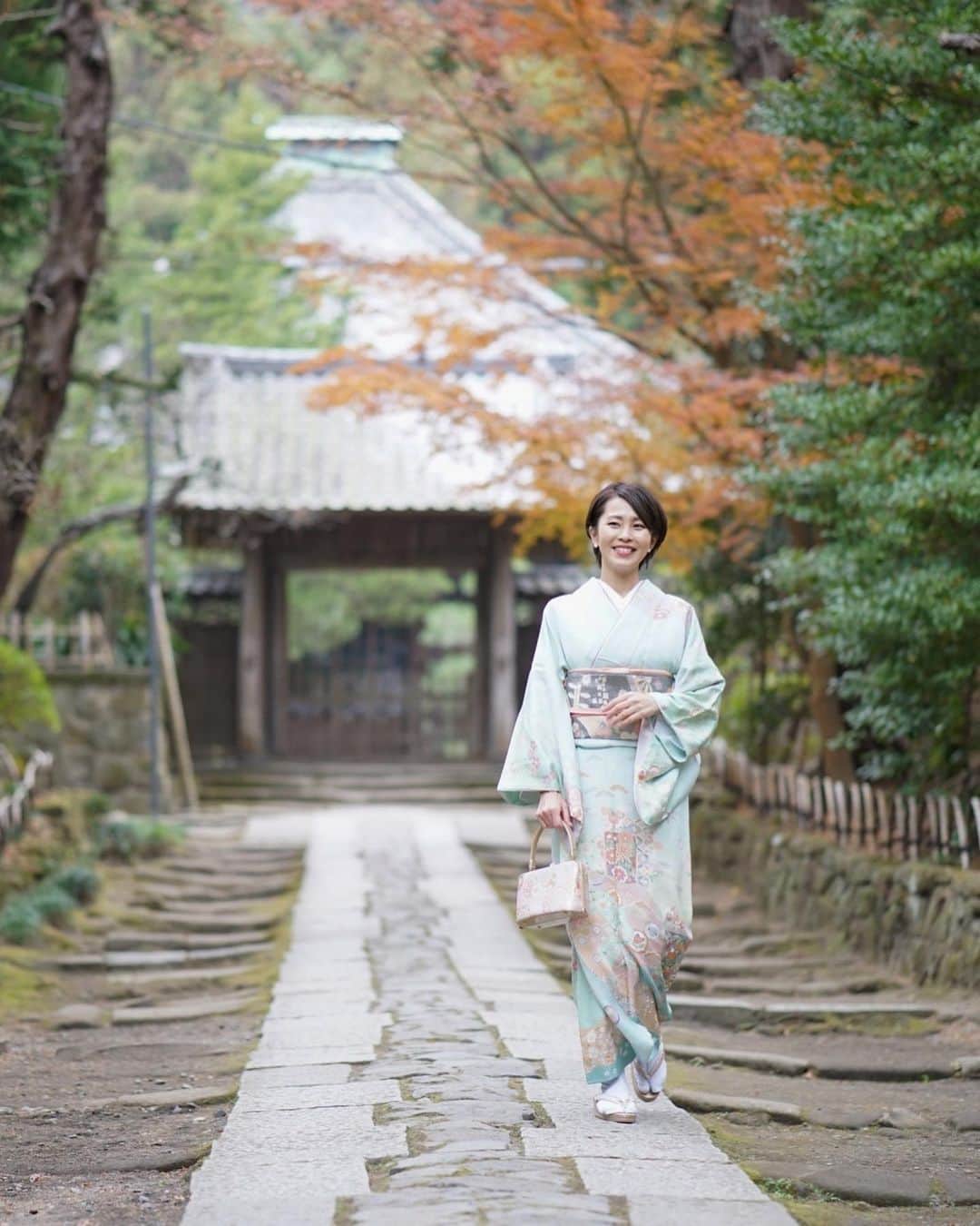 坂元美香さんのインスタグラム写真 - (坂元美香Instagram)「おはよー  この前は後ろ姿でしたが 前もこんなに素敵な柄なのです！！ すごく優しい色で心が穏やかになる😌  本当に鎌倉は素敵な場所がいっぱいで 着物の色ごとに別のロケーションで 撮影してるのですが、 その場所ごとに趣きがあるのです⛩ 鎌倉っていいね。着物っていいね。 日本っていいね！✨😆  着物… @kamakura.kimono.kanon photo… @photogragon   #鎌倉着物花のん #鎌倉着物レンタル #着物 #和服 #訪問着 #鎌倉 #大人の着物 #美しい着物 #鎌倉着物撮影 #着物撮影 #帯締め #ママ着物 #大人ショート #大人ショートボブ」1月5日 6時50分 - mika_saka