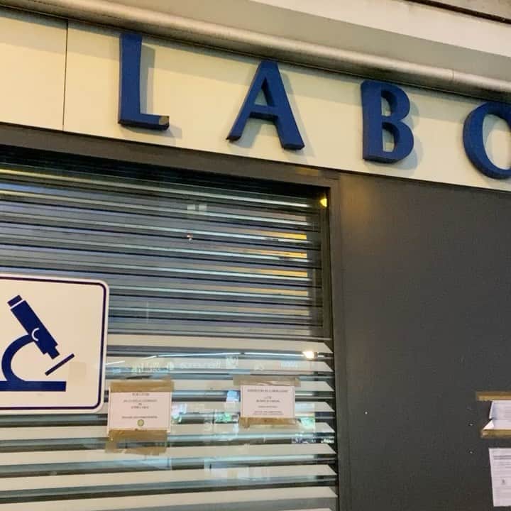 荒尾茉紀のインスタグラム：「フランスのコロナ事情🇫🇷 今日はじめてPCR検査をしました❗️予約なくふらっと行って（外国人の私でも）無料でしてくれました😳看護師さんからは『検査に来たってことは旅行〜？どこ行くの〜？🎶』と聞かれ、日本の自粛ムードとの違いにビックリ😂たまに感染してないのに陽性になることがあるらしく（日本も同じ）不安だったけど……さっきメールで陰性"negative"という結果が送られてきました❗️良かった😊言葉が通じない私に優しく対応してくれたスタッフの皆さんに感謝です💕 ちなみに、パリには至る所に簡易検査場があります‼️こちらは入国審査などには使えないけど、近くの薬局でも検査が出来るとのこと👩‍⚕️皆んな（私も含め）がパニックになってた約１年前を思い出すと…気軽な検査になったなぁ💦不安を煽られる世の中だけど、振り回されないように、まずは自分自身の免疫力を高めたいと思います👍（って、毎日食べ過ぎの私が言えることではないけれど😅笑）  #フランスコロナ事情 #パリコロナ事情 #pcr検査 #コロナ禍 #日本と海外の違い #夜間外出禁止 #罰金が厳しい #マスク忘れると大変 #france #paris #covid_19」