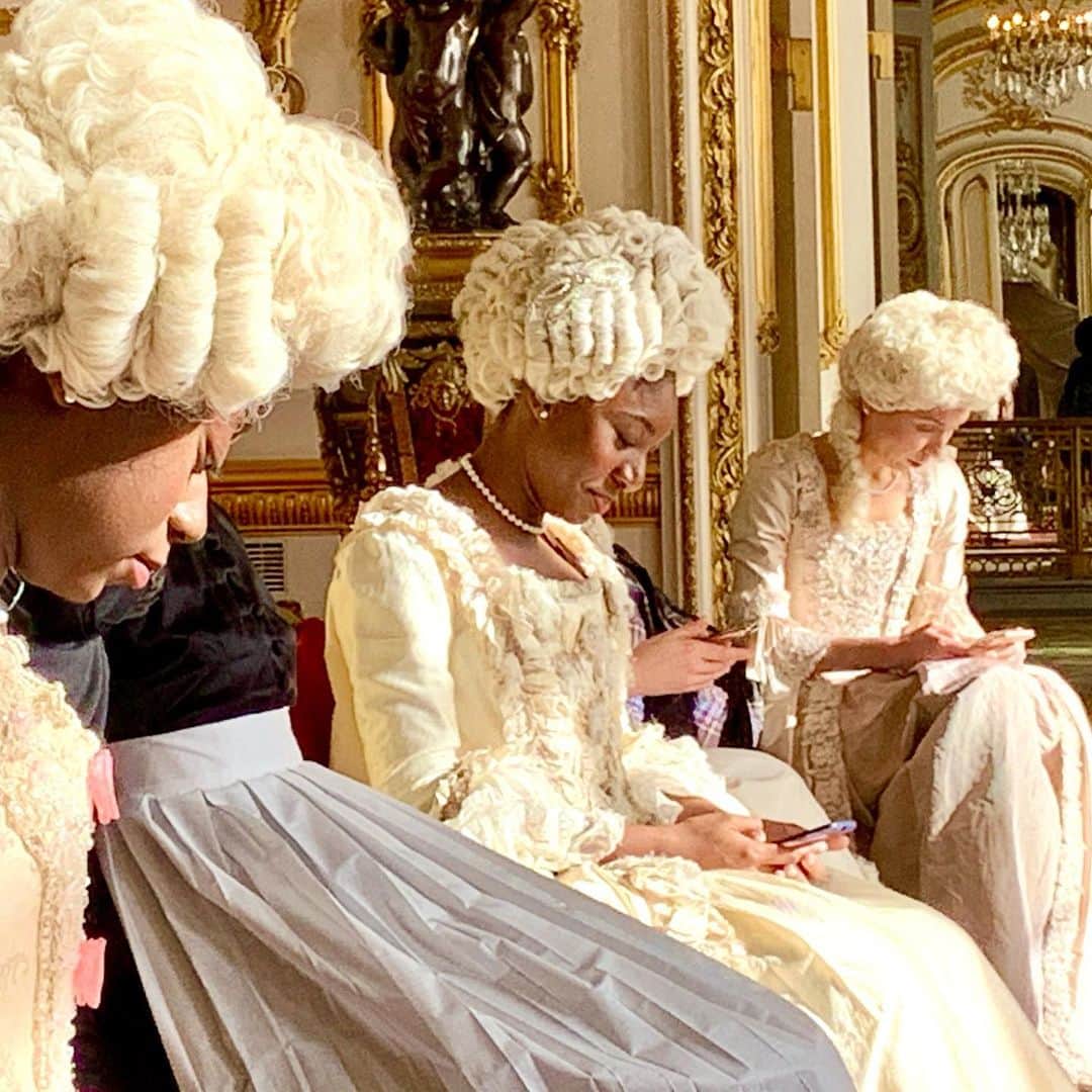 トム・ベリカのインスタグラム：「Lady Whistledown working her magic...1813 meets 2020. @chrisvandusen @bridgertonnetflix #bridgertonnetflix . #directorsPOV」