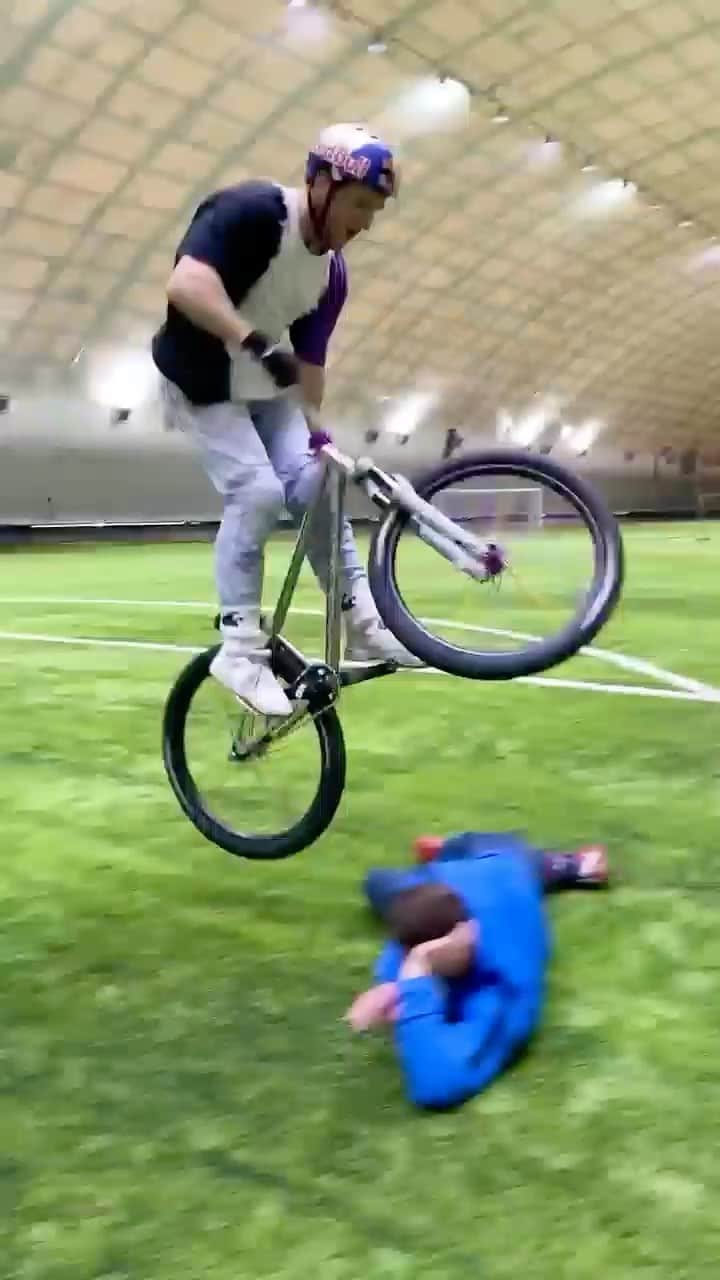 レッドブルのインスタグラム：「unbelievable tekkers 🤯  w/ @vishneviy ⚽️ and @vovkd_0804🚲 🎥: @nikitazharkov  #redbull #givesyouwiiings #trickshot #football #soccer #tricks #bicyclekick」