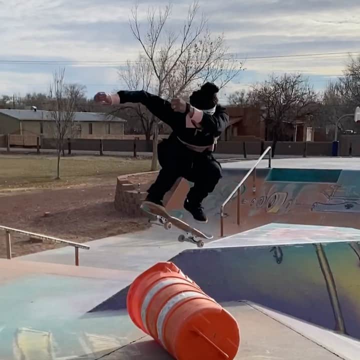 マライア・デュランのインスタグラム：「SKATE🤷🏽‍♀️🥶 📲: @jeraries」