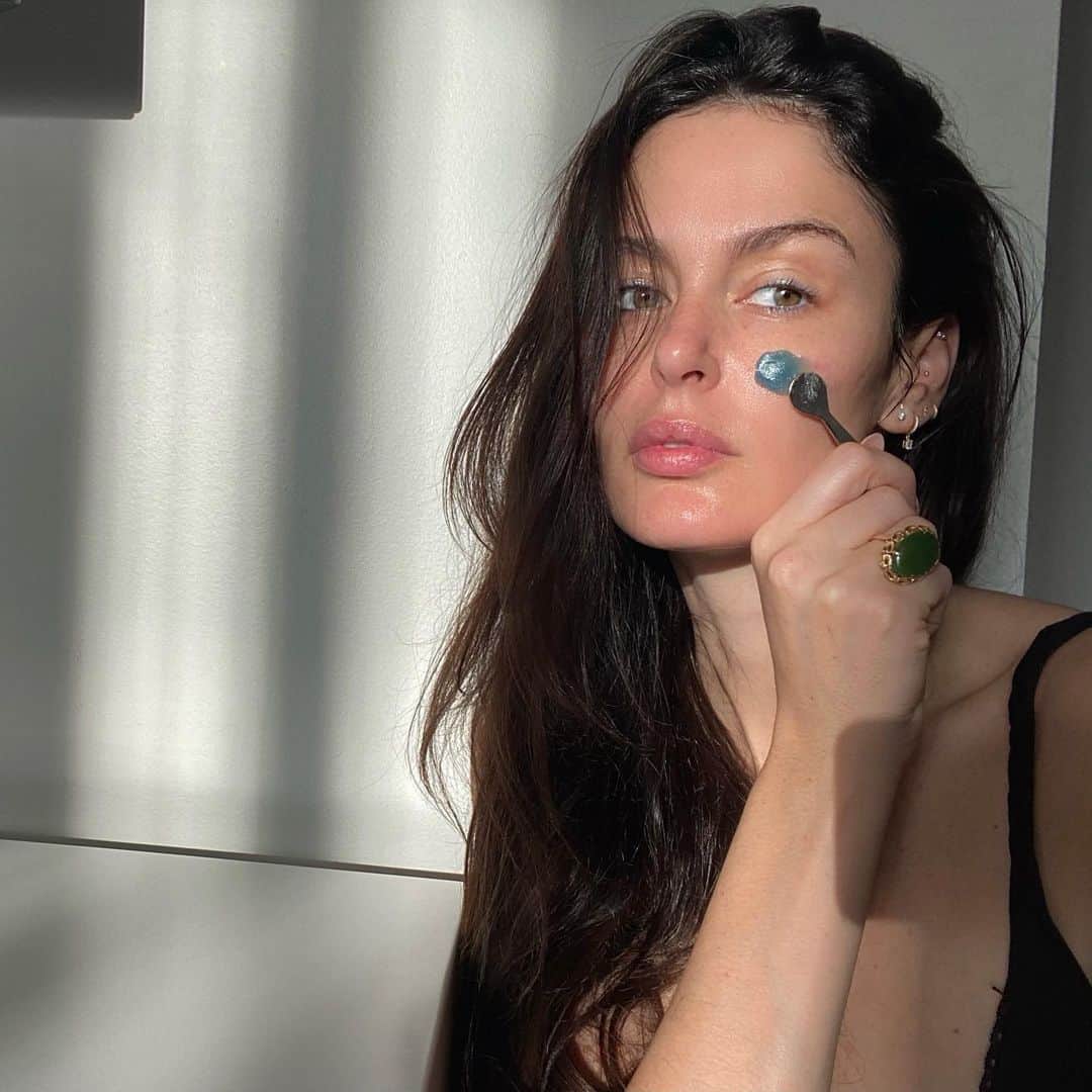 ニコール・トルンフィオのインスタグラム：「The best thing I ever did was to clean up my skincare routine with @furtunaskin All ingredients are wild foraged 😍 from their 800 acre botanical preserve in Italy. My skin has never looked and felt so good. Clean skincare has become a priority for me, and to be able to find the quality and result in a line is a gift 🙏🏼  Here are the steps  1. Cleanse, tone and balance with the Micellar water 😍 2. Apply their innovative award winning serum 🙌🏼 in upward motions  3. Indulge in my FAVE product the bi phase oil, this is everything 🥰 4. For that extra layer of protection, the most popular product from this line, the replenishing balm (the smell is insanity) 😋 start at chest. This is my simple but effective am and pm beauty routine, I am forever thankful for discovering this line, therefore I wanted to share it with you! 🥰 (link in bio)」