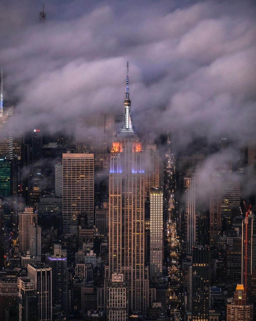 Empire State Buildingさんのインスタグラム写真 - (Empire State BuildingInstagram)「In honor of @jointheboldest’s 125th anniversary, our tower will shine in blue, orange & white this evening.  ⠀⠀⠀⠀⠀⠀⠀⠀⠀  📷: @craigsbeds #EmpireStateBuilding」1月5日 7時14分 - empirestatebldg