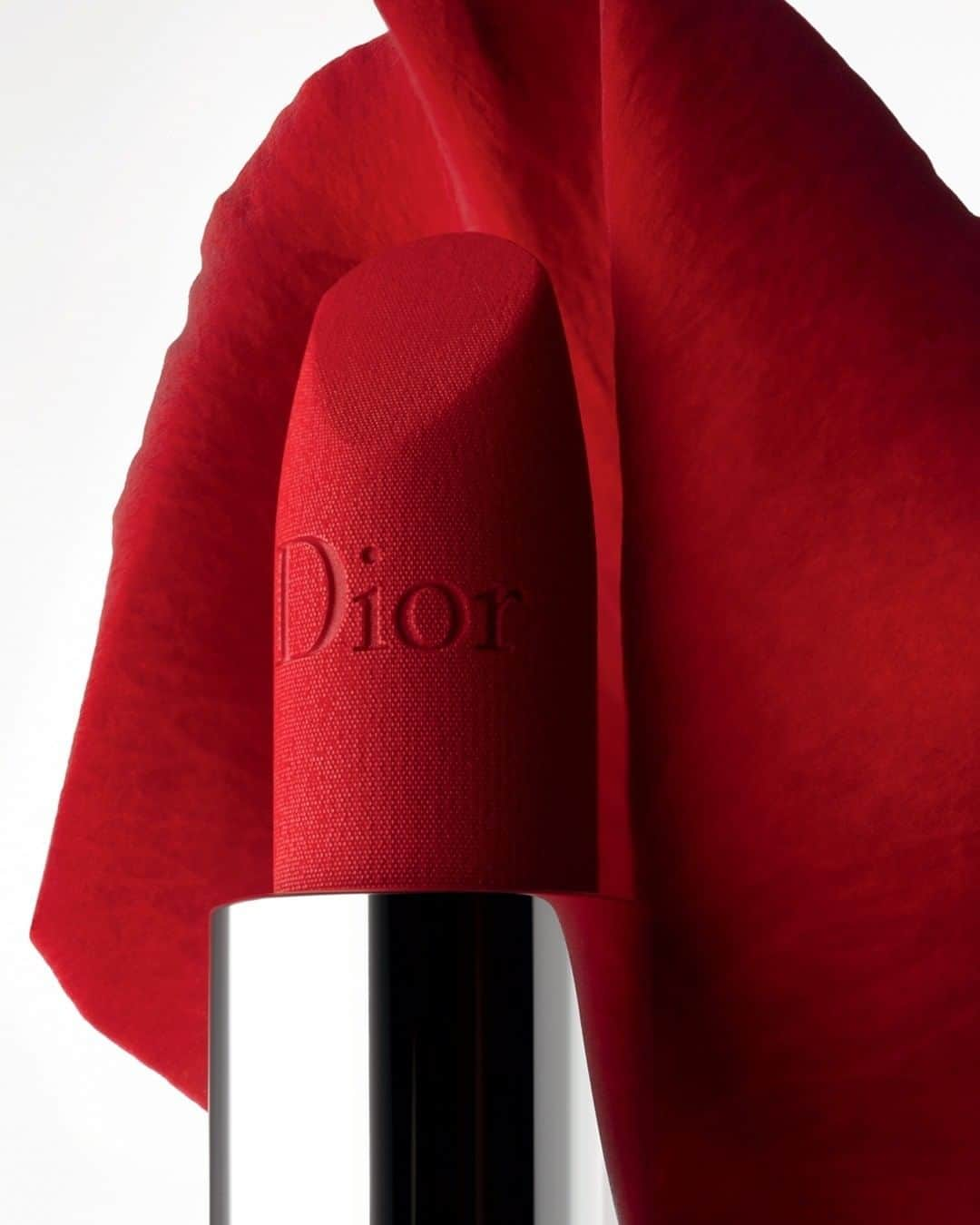 クリスチャンディオールさんのインスタグラム写真 - (クリスチャンディオールInstagram)「Take a closer look at the new Rouge Dior Velvet lipstick. An extra matte finish in the iconic shade 999 to dress your lips with extreme long-wearing comfort and brightness! • ROUGE DIOR 999 Velvet • #diormakeup #rougedior #wewearrouge @diormakeup」1月5日 7時30分 - dior