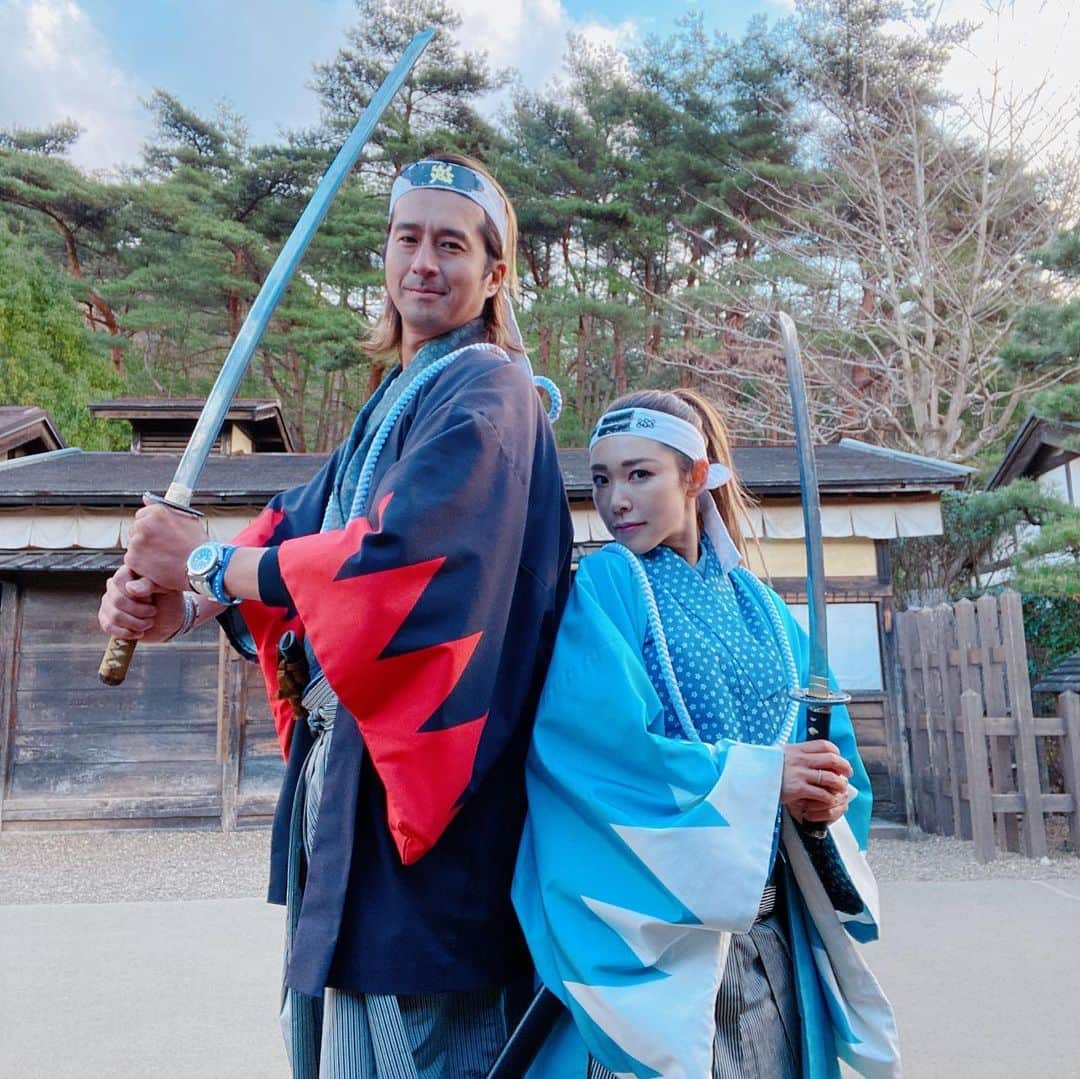 のインスタグラム：「年末の振り返り記事🗒  20年ぶりくらいに#日光江戸村 に﻿ 行ってきました〜❣️﻿ ﻿ 方位取り&彼のBDで#奥日光 の﻿ #リッツカールトン &#界 に行った帰りに﻿ （以前のpost参照🏨） 立ち寄ろうと前々から密かに思ってました😎﻿ ﻿ 手帳のやりたいことリストにも書いてたしね。﻿ ﻿ 日光江戸村は久々でしたが、﻿ 昔とかなり変わっててクオリティ高いっ﻿ ﻿ 行ってすぐに変身処で衣装チェンジ✨﻿ ﻿ 今回は2人で#新撰組 になりました！﻿ ﻿ こーゆー場面ではなりきった方が楽しいし﻿ 逆に恥ずかしがる方がダサいので﻿ タイムスリップ＆なりきりで短時間でしたが﻿ めちゃくちゃ楽しんだ😂👍﻿ ﻿ 大勢でいってコスプレしたら楽しそう❤️﻿ ﻿ #edowonderland #nikko #日光 #江戸時代 #edojidai #shinsengumi #コスプレ」