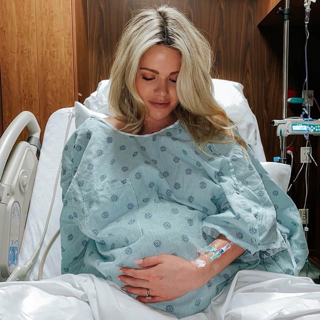 E! Onlineさんのインスタグラム写真 - (E! OnlineInstagram)「#DWTS pro Witney Carson is a mom! She and her husband Carson McAllister celebrated the arrival of her baby boy, and her sweet announcement is at the link in bio. 💙 (📷: Instagram)」1月5日 7時31分 - enews