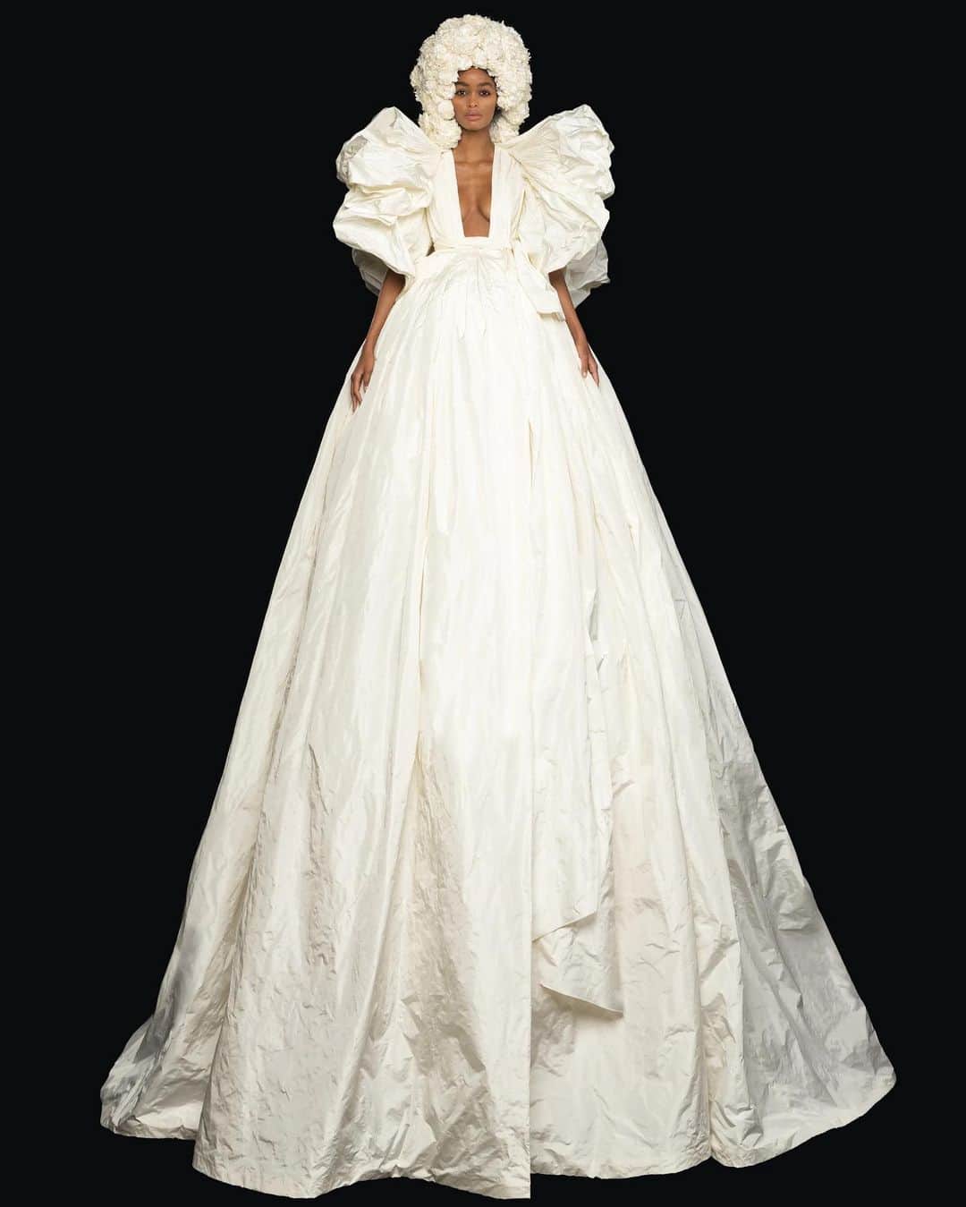 Harper's BAZAARさんのインスタグラム写真 - (Harper's BAZAARInstagram)「2020 proved that wedding celebrations aren’t all about the dress—but that fashion is more important than ever before. What was once all about the ceremony look has now become about the wedding wardrobe: from the civil ceremony to the welcome events, rehearsal dinner, reception, and the after-party, along with the aisle. We’ve looked to the latest bridal, ready-to-wear, and Haute Couture collections to help you navigate your wedding wardrobe for this year’s nuptials. From new silhouettes to fresh takes on color and trends past, see the fashion bride’s guide to dressing for 2021 weddings at the link in our bio.」1月5日 7時34分 - harpersbazaarus