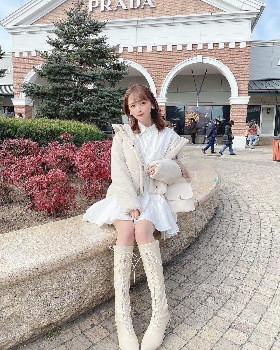 計良日向子（ひなひ）さんのインスタグラム写真 - (計良日向子（ひなひ）Instagram)「. . @sanopremiumoutlets へ🚗💗 寒かった、、、！！！ 寒すぎて滞在時間2時間😂 見たいもの見てささっと帰宅！ . . . 今日からお仕事始まった方 たくさんだね🥺！！ 頑張ろうね🥺✨ . . . 👗アウター　@grl_official . 👗ワンピース　@grl_official . 👜バッグ　@grl_official . 👢ブーツ　@chiik.official . . . . #アウトレット #佐野アウトレット #プレミアムアウトレット #私服 #コーディネート #grl #grl購入品 #グレイル #グレイル購入品 #グレイルコーデ #プチプラコーデ」1月4日 22時45分 - kerahinako1105