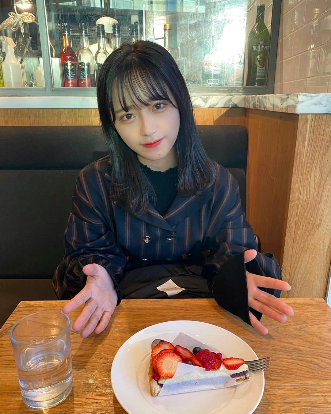 松本美紅さんのインスタグラム写真 - (松本美紅Instagram)「最近タルトにハマってます！🍰 この間ケーキを食べに行った時の写真です🤤  写真とは関係ないですが、髪の毛を切ろうか迷ってます。。どっちがいいと思いますか？😳  #関西学院大学 #関学 #女子大生 #撮影 #被写体 #サロンモデル #redyazel」1月4日 22時38分 - mikumatsumoto_