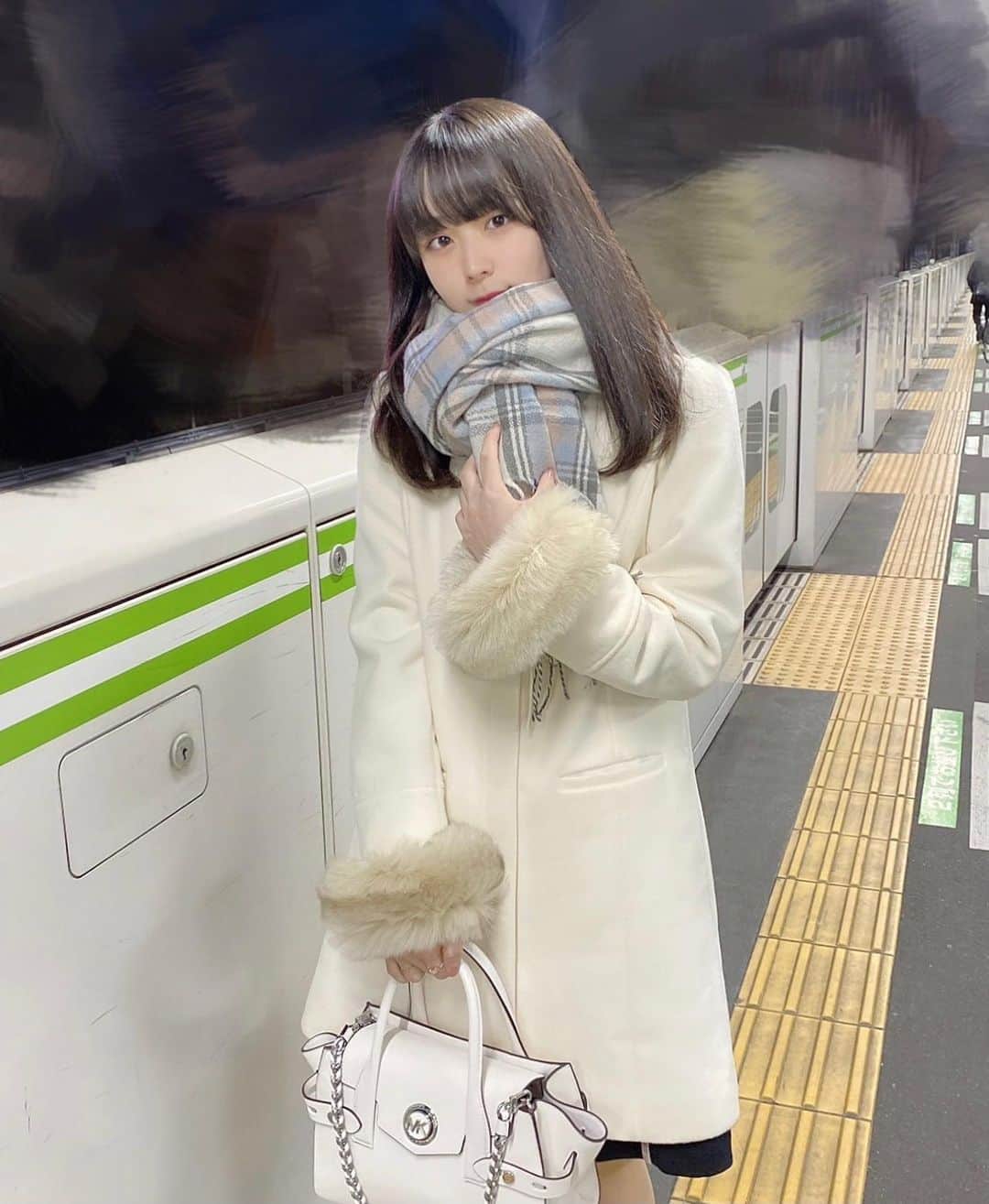 高田ももさんのインスタグラム写真 - (高田ももInstagram)「. 今日はレッスンとRECでした！！！！ . 一見、真っ白でふわふわした女の子にみえるけども . コートをぬいだらまっくろくろなももちゃんなんです！！！ . くろももちゃんはTwitterのほうに載せるから見てみてね🍑 . かしこ . #高田もも #かしこってなに #かしこ #instagood #instagram #ミスid2021 #ミスid #michaelkors #evelyn #jillbyjillstuart #whiteoutfit #white #あいどる #アイドル #idol #japaneseidol #かみやど #ひらがなかみやど」1月4日 22時42分 - momo_yubi
