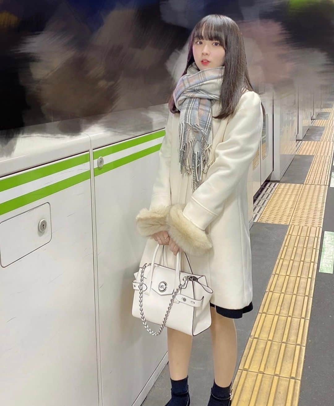 高田ももさんのインスタグラム写真 - (高田ももInstagram)「. 今日はレッスンとRECでした！！！！ . 一見、真っ白でふわふわした女の子にみえるけども . コートをぬいだらまっくろくろなももちゃんなんです！！！ . くろももちゃんはTwitterのほうに載せるから見てみてね🍑 . かしこ . #高田もも #かしこってなに #かしこ #instagood #instagram #ミスid2021 #ミスid #michaelkors #evelyn #jillbyjillstuart #whiteoutfit #white #あいどる #アイドル #idol #japaneseidol #かみやど #ひらがなかみやど」1月4日 22時42分 - momo_yubi