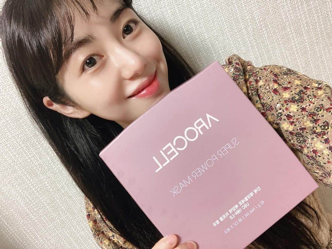 ミナさんのインスタグラム写真 - (ミナInstagram)「“아로셀 슈퍼파워 마스크” 1시간 30분 동안 붙였다가 뗐어요 피부가 촉촉, 🌟빛나는 광피부로 변신!」1月4日 22時43分 - kvwowv