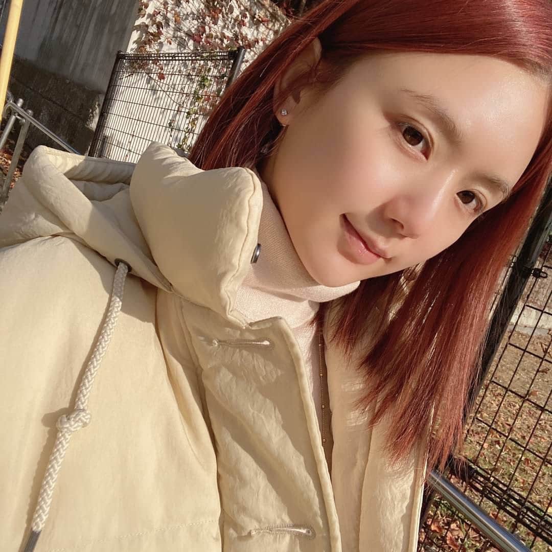 ひよんのインスタグラム：「🍃☕️ ㅤㅤㅤㅤㅤㅤㅤㅤㅤㅤㅤㅤㅤ イニスフリーから新しくでた、ブラックティーラインの スキンケアを紹介するね💓 ブラックティーは保湿成分がたくさん入っているみたいで、 疲れてる時とか最近だと年末年始で少し忙しかったから、 このスキンケアラインを使わせて頂いて、 だいぶ肌が落ち着いたし綺麗に保ててる気がする🤭❣️ あと、落ち着いたハーバル調の香りで 少しスッキリした清涼感のある香りだから リラックスしながらスキンケアできるのも良い💓 ひよんはライン使いしているけど、 まずミスト化粧水で保湿して、 そのあとに美容液を塗ってるよ😍👏 夜は目元ケアのアイセラム、 そしてクリームの４ステップで完成✨！  やっぱり忙しいときってスキンケアを しっかり時間かけてできないから、 そう言う時にはありがたいなって思った☺️👏✨  特にセラムはテクスチャーも軽くて肌馴染みもいいし、 保湿もしっかりしてくれるからお気に入り😍 朝晩どっちも使えるテクスチャーでありがたい🥰🥰 ㅤㅤㅤㅤㅤㅤㅤㅤㅤㅤㅤㅤㅤ ライン使いがもちろん1番おすすめだけど、 まずはセラムから使ってみてもよさそう(^.^)✨   #innisfreejapan #skincare #pr #濃密美容セラム #発酵美容茶葉#イニスフリー#ブラックティーユースセラム #ブラックティーライン #おすすめ #スキンケア #ひよん」