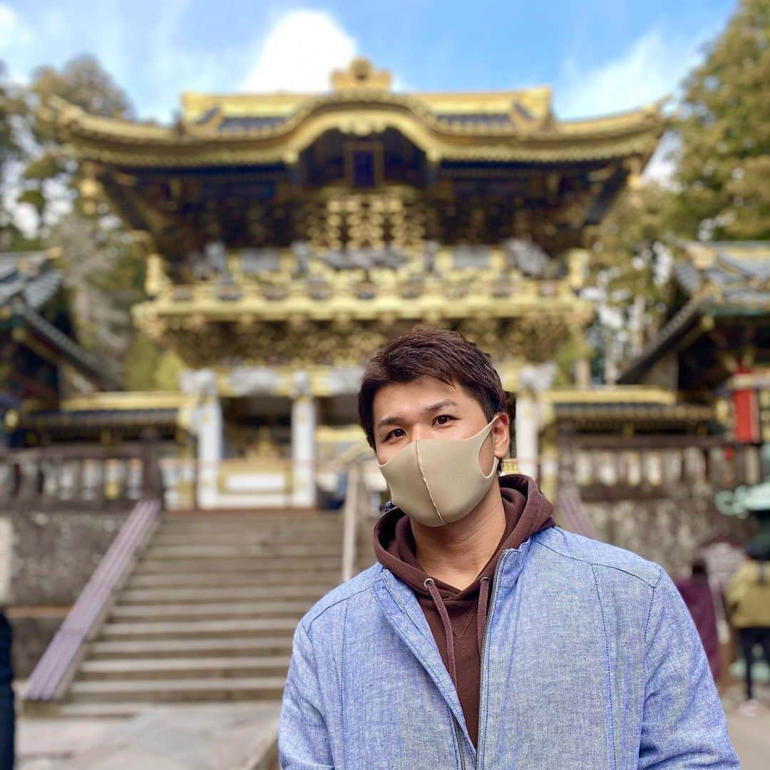 リバトラ YOSHITOさんのインスタグラム写真 - (リバトラ YOSHITOInstagram)「明けましておめでとうございます🎍⛩﻿ またまた緊急事態宣言が検討されてますが、早くコロナが落ち着いて普通にマスク無しでジム行けたりコンテストがある事を願ってます🙏﻿ ﻿ 本年もよろしくお願いいたします🙌﻿ ﻿ #初詣#日光東照宮#日光東照宮参拝#日光#栃木県#御朱印集め#コロナに負けるな#covid19  #筋肉#muscle#workout#training#ワークアウト#トレーニング#筋トレ#bodybuilding#mensphysique#ダイエット#diet#fitness#フィットネス#フィジーク#ボディビル#근육#근육 ﻿」1月4日 22時48分 - rebattler_