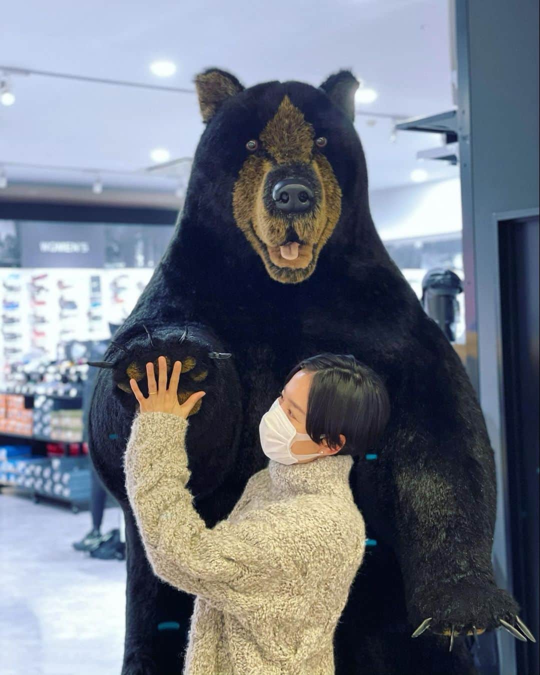 森なな子のインスタグラム：「必要なものを買い揃えに出かけたところ、巨大グマに遭遇🤯🐻 本物だとしたら勝てるわけがない。 ノリノリですが、三毛別羆事件を思い出しました。  ..緊急事態宣言、不安ですね。 一人一人が出来ること、自分のことだけじゃなくてみんなのこと、医療従事者のみなさんのことを考えて行動しようと思います。」
