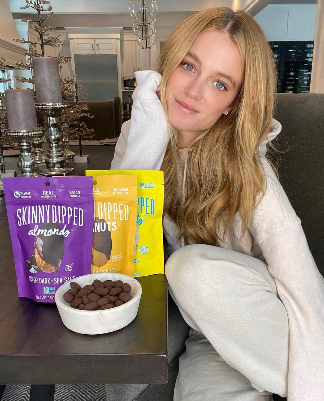 ケイト・ボックさんのインスタグラム写真 - (ケイト・ボックInstagram)「You guys have seen me post about @skinnydipped before because I love them so much so I was SO excited to get the chance to partner with them.  These almonds lightly dusted in chocolate have always been my favorite sweet snack, late night desert and totally satisfy my sweet tooth without much sugar. Now they have peanuts and cashews out as well 🤤🤤🤤. They’ve got a bunch of flavors but my all-time favorites are their Vegan Dark Chocolate & Super Dark + Sea Salt. Have you tried them?! Which is your favorite?  DISCOUNT CODE KATE10 !!」1月4日 23時03分 - katelove