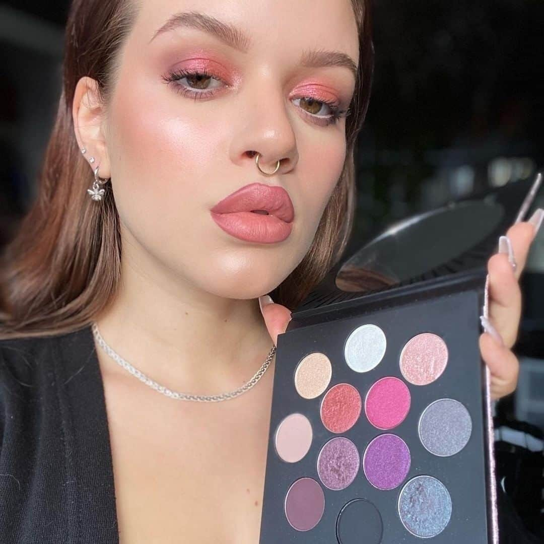 M·A·C Cosmetics BRさんのインスタグラム写真 - (M·A·C Cosmetics BRInstagram)「O brilho do verão vai irradiar seus olhos com a paleta de 12 cores Rocket To Fame da coleção #FrostedFirework. Ela tem uma variedade de acabamentos matte e metálicos cintilantes que vão dar aquele toque incrível a sua make. ✨  Aproveite o desconto progressivo válido até amanhã, dia 05/01. Na compra de 2 produtos ganhe 15% OFF, comprando 3 ou mais ganhe 20% OFF.  Corra e garanta já o seu no site ou nas nossas lojas!  #Regram @celiacouture_makeup #MACGoodbyes #MACAnoNovoLookNovo #paletadesombras #brilho #glow」1月4日 23時03分 - maccosmeticsbrasil