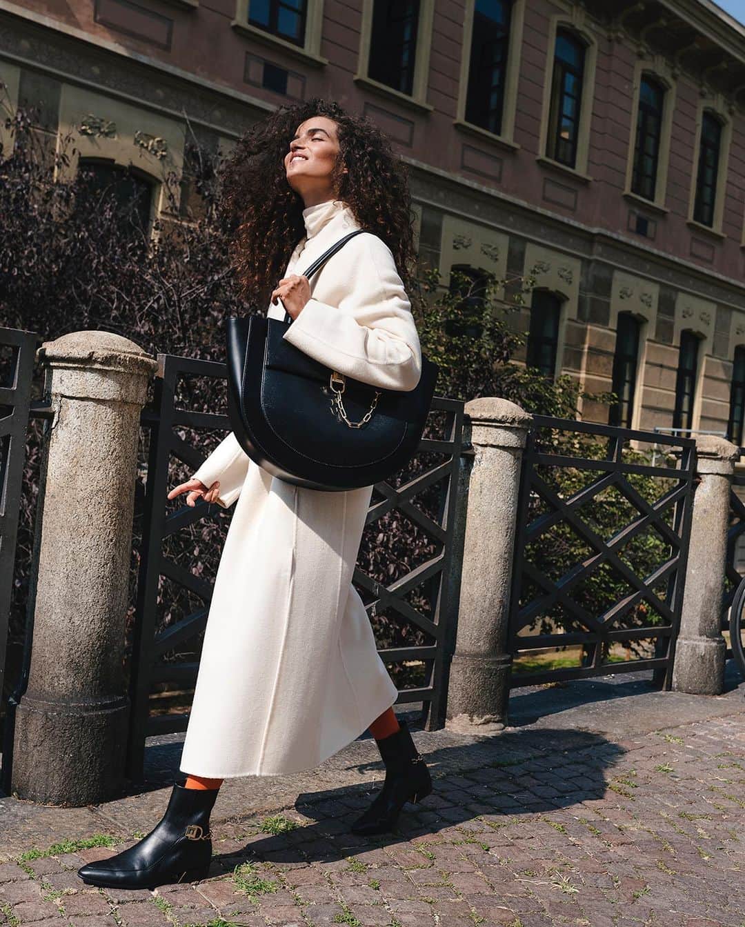 フルラのインスタグラム：「The oversize Furla Miss Mimì is the right companion for a sunny winter walk. Get inspired by @chiarascelsi .  #thefurlasociety #furlafeeling #newcollection #furla #accessories #fashion」