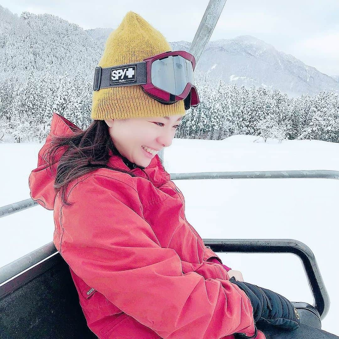 夢羽美友のインスタグラム：「𝟸𝟶𝟸𝟷♥︎♥︎ . . . 3年振りのスノーボード🏂 今年でマスターしようと思います♡ リフトから降りるの怖くないですか❓ #富山 #自然 #立山 #スノボ女子  転んで首がグキってまたなりましたが…そのお陰でムチウチ治ったみたいです❤️笑」