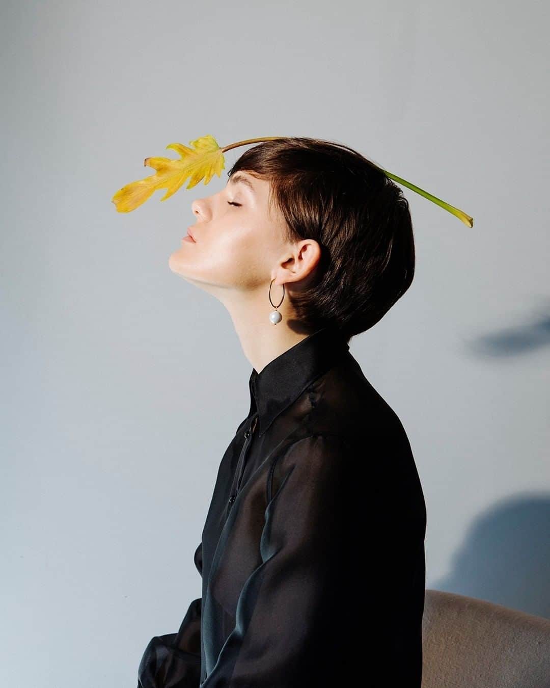 ミラショーンのインスタグラム：「Equilibrium with a leaf. ⠀ ⠀ ⠀ ⠀ #milaschon #theleaf #blackshirt #equilibrum #shirt #portraitphotography #photography」