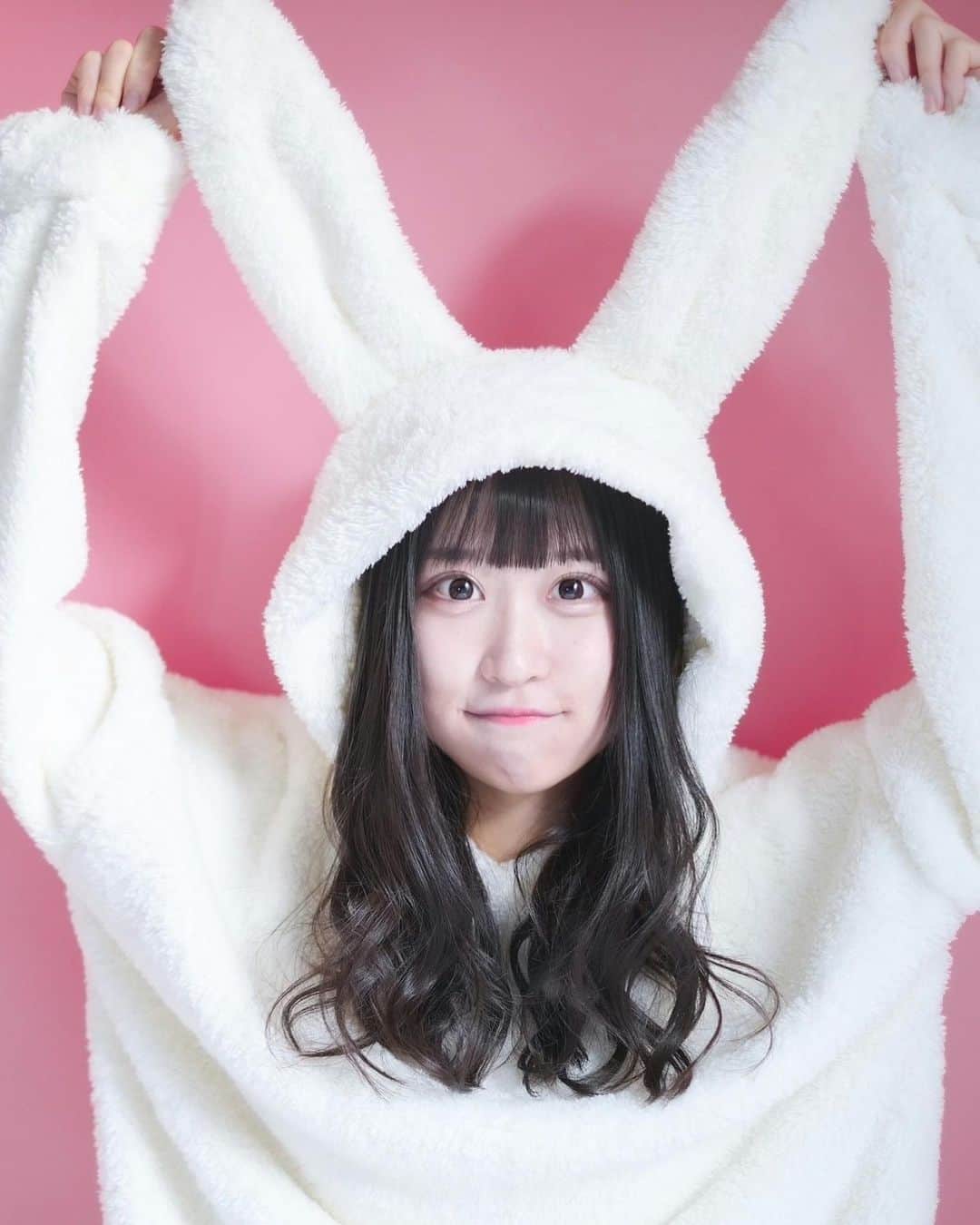 宮花もものインスタグラム：「.﻿ ﻿ ﻿ ﻿ 今日もおつぴょーん！﻿ ﻿ ﻿ ﻿ #宮花もも #みやももちゃん #アイドル﻿ #コスプレ #黒髪 #うさ耳 #もこもこ #部屋着女子﻿ #gu #gu部屋着 #撮影 #撮影モデル #ポートレート﻿ #可愛い女の子 #オフショット﻿ #japaneseidol #japanesegirl #l4l」