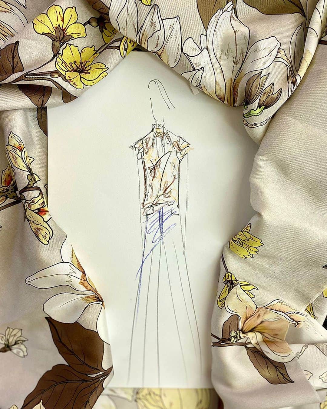 エリータハリさんのインスタグラム写真 - (エリータハリInstagram)「When designs come to life! 💐  Swipe ⬅️ for a before & after glimpse of one of our fusion floral tops.  Sophisticated, sexy and of course comfortable!  Coming exclusively to you soon on www.elietahari.com   🔗 in bio!  #springpreview #newyear #botanicals #floral #bts #fashion #fashionfusion #btd」1月4日 22時59分 - elietahari