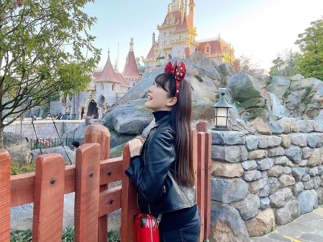 小泉里奈のインスタグラム：「載せ忘れ。抽選は外れました🥲。 #ディズニーランド #ディズニーリゾート #美女と野獣 #美女と野獣エリア #ディズニー写真部  #olの休日 #tokyodisneyland #disneyland #disneyphoto #tdl #tdr」