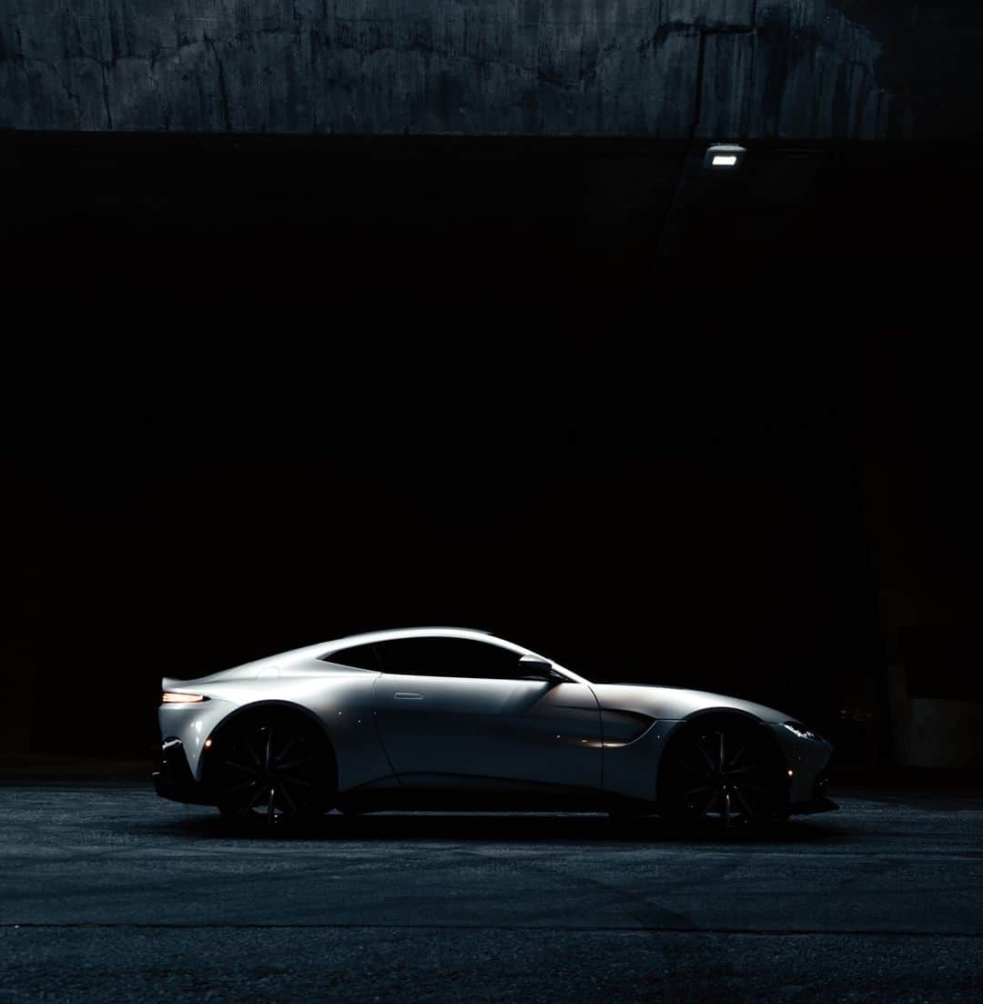 のインスタグラム：「Awe-inspiring attention to detail, not a single element overlooked – this is Vantage.  📸@moliverallen  #AstonMartin #Vantage」