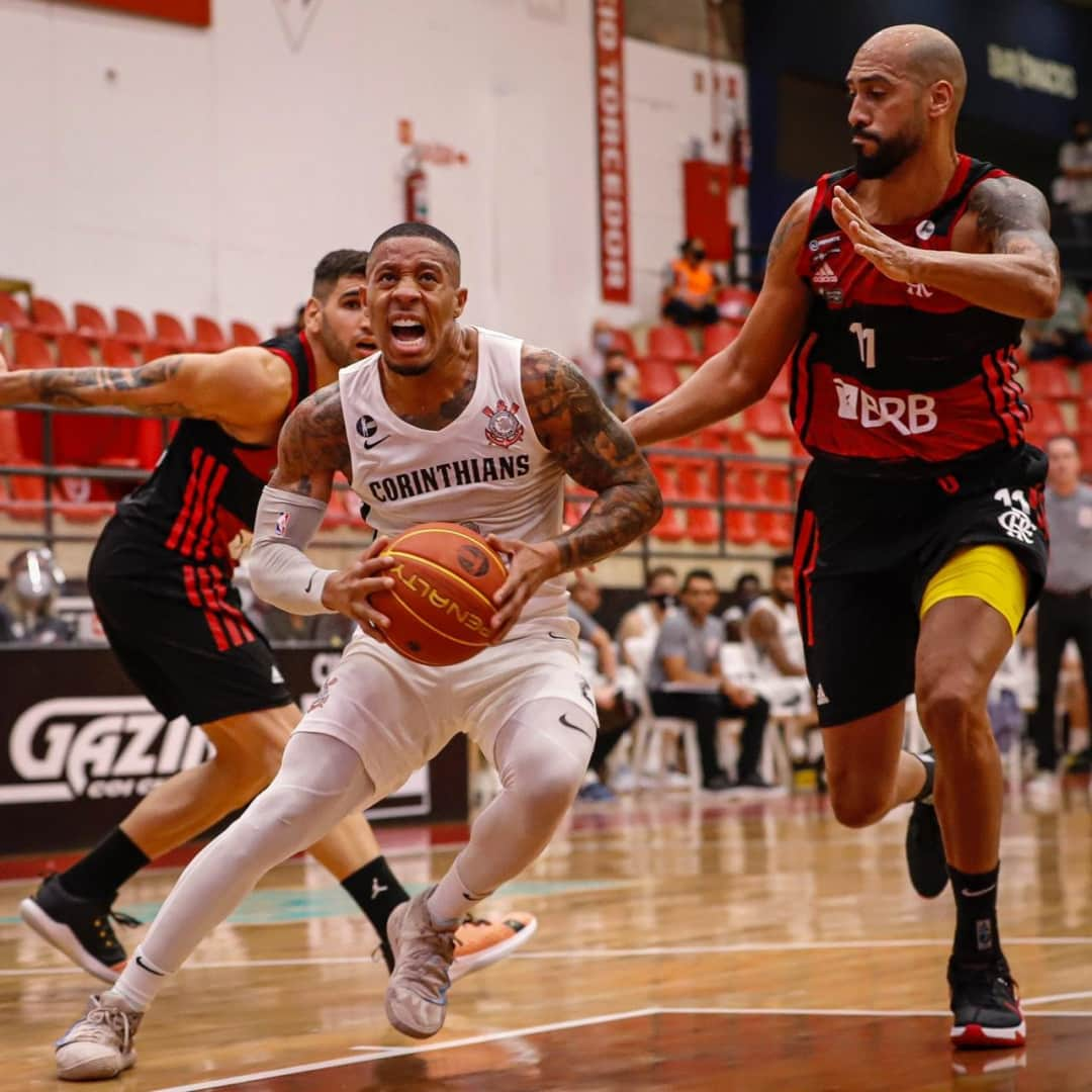 コリンチャンスさんのインスタグラム写真 - (コリンチャンスInstagram)「Hoje é dia de estreia do @sccorinthians.basquete em 2021 e nada melhor que iniciar o ano em casa! Infelizmente ainda sem a presença da Fiel, o Timão encara o Pato Basquete pelo @nbb, no ginásio Wlamir Marques, às 20h, com transmissão @dazn_bra.⠀ ⠀ 📷 Beto Miller⠀ ⠀ #CorinthiansBasquete⠀ #VaiCorinthians」1月4日 23時00分 - corinthians