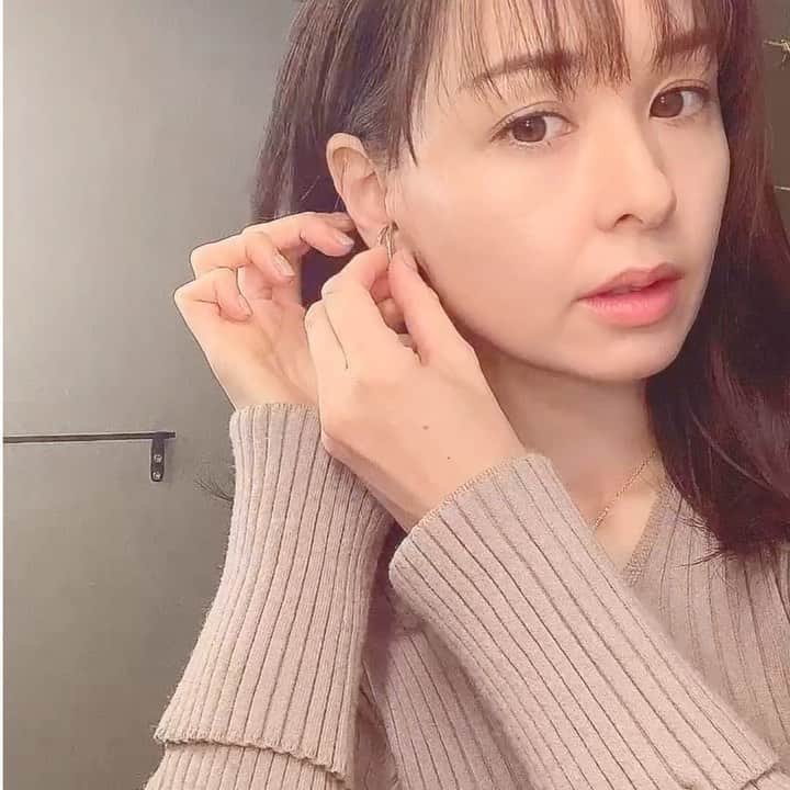 乙黒えりのインスタグラム：「デイリーメイク  クッションファンデは 下地いらないからやっぱり楽ですね ↓ THREEのコンシーラーでクマ消し ↓ デジャヴのお湯落ちマスカラ まつ毛に負担なくて優秀 ↓ エスプリークの眉マスカラ メディカルブロウで眉アートメイクやってるのですごく楽です ↓ アイライナーはUTOWA 繊細な筆がダントツで描きやすい ↓ 今日はアイカラーもチークもなし ↓ リップはエルメス ↓ ヘアは @lomalia_izuwaki に習って 全体的に外ハネ ↓ 前髪は軽くワンカール トップも軽くワンカール ↓ 顔まわりだけ中間を外巻き (時間がある時は 後ろもランダムに中間を巻くと 癖毛風になっていい感じ) #ゆる巻き#外ハネミディアム  #癖毛風アレンジ #renyoil#レニーオイル #ナチュラルメイク  #スピードメイク @threecosmetics  @dejavu_official.jp @utowa_official  @kose_official  @hermes」