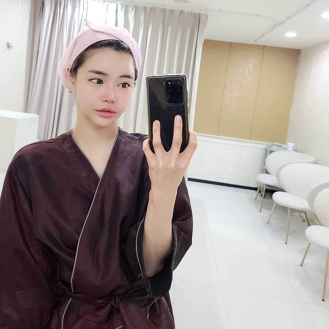 Han Ga Eunのインスタグラム：「이거 하러 당장 #청담유앤미 감 1월에 촬영많아서 #리프팅 시급했는데 원장님 나랑 통했지 뭐예요❤ 간김에 #엑소좀 4차도 하고왔는데  3차랑 4차랑 차원이 다른 촉촉함 #2021도안늙을거예요」