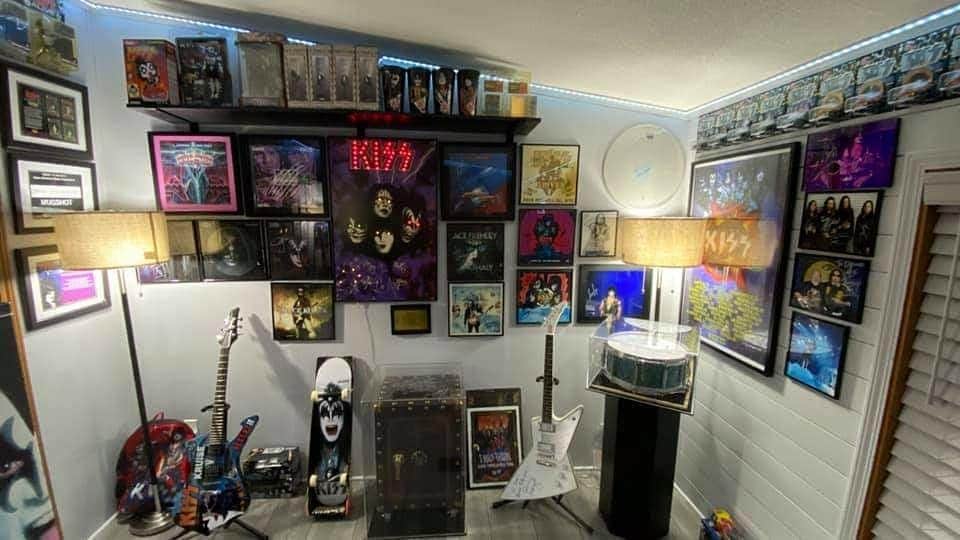 KISSさんのインスタグラム写真 - (KISSInstagram)「#CollectingKISS! Thanks to Dave Roudebush for sharing his #KISS room with us. Awesome! #KISSARMYROCKS  Show us your #KISSRoom at www.KISSOnline.com/letters.」1月4日 23時06分 - kissonline